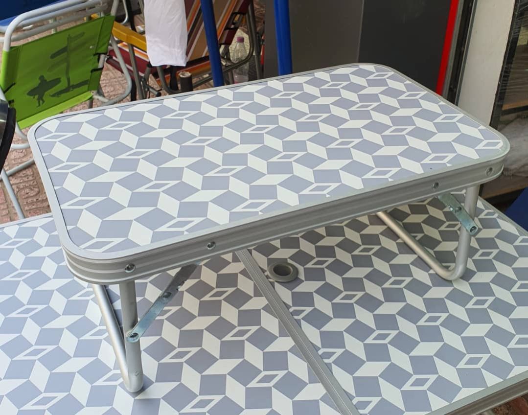 طاولة ألمنيوم صغيرة قابلة للطي